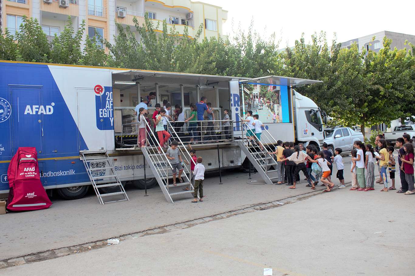 AFAD deprem simülasyon tırı Cizre’de AFAD deprem simülasyon tırı Cizre’de